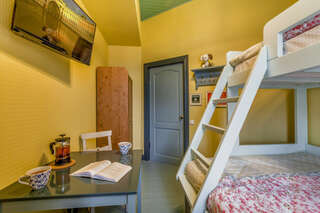 Гостиница Друзья у Дома Книги Санкт-Петербург Трехместный номер с видом на город-4