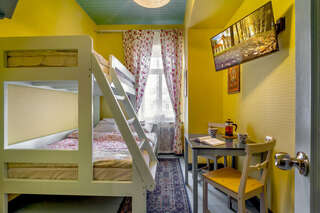 Гостиница Друзья у Дома Книги Санкт-Петербург Трехместный номер с видом на город-2