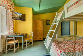 Гостиница Друзья у Дома Книги Санкт-Петербург Семейный номер с общей ванной комнатой-2