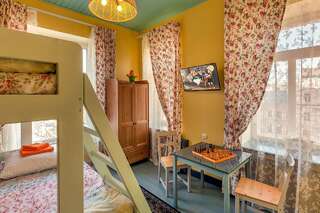 Гостиница Друзья у Дома Книги Санкт-Петербург Трехместный номер с видом на город-4