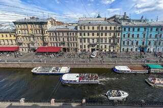 Гостиница Друзья у Дома Книги Санкт-Петербург Трехместный номер с видом на город-1