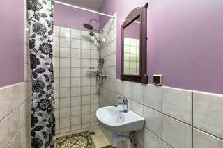 Гостиница Друзья у Дома Книги Санкт-Петербург Трехместный номер с собственной ванной комнатой-4