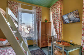 Гостиница Друзья у Дома Книги Санкт-Петербург Стандарт без удобств с видом на Спас-на-Крови-1